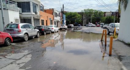 Fuga de agua en el centro de Monterrey sería potable