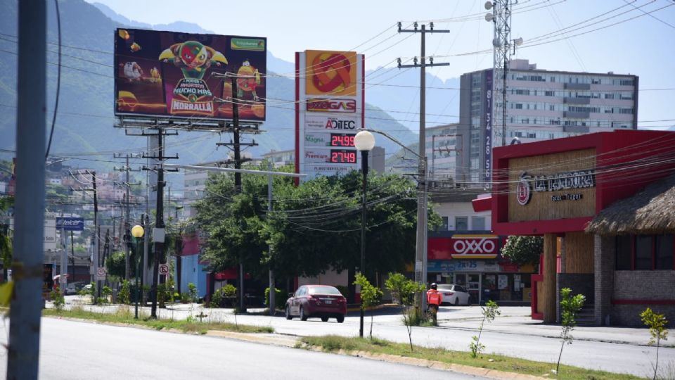 Precio de la gasolina Premium rebasa los $27.00 en Nuevo León.