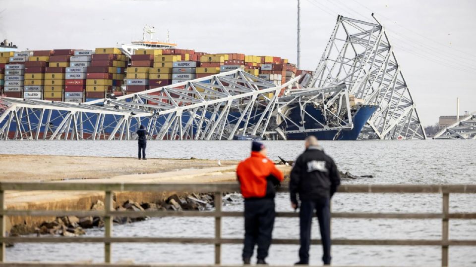 El puente Francis Scott Key se derrumbó parcialmente después de que un buque de carga se topó con él en Baltimore, Maryland | EFE/EPA/JIM LO SCALZO