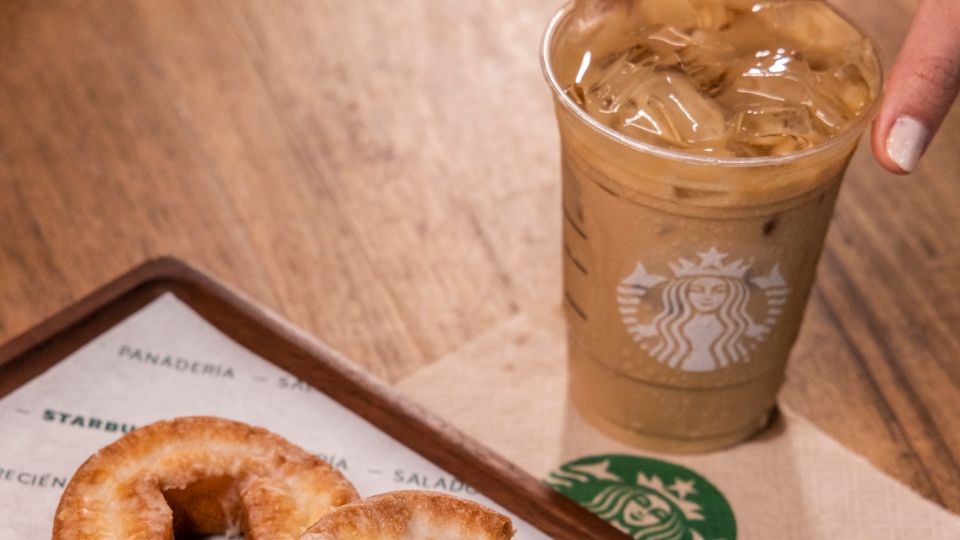 Cliente disfrutando de un helado frío de Starbucks