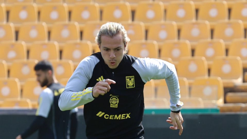 Sebastián Córdova durante un entrenamiento con Tigres en el Estadio Universitario