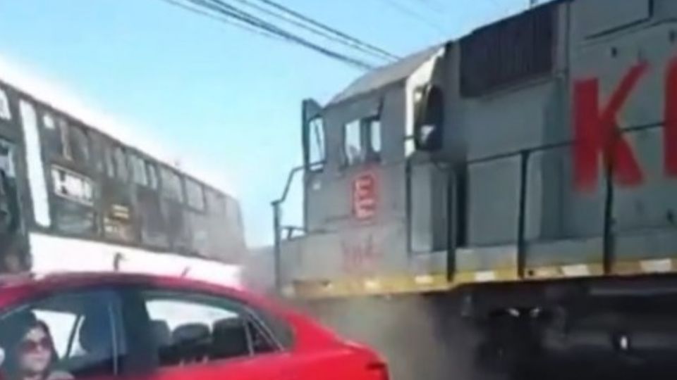 tren impacta a camión