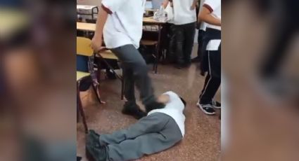 Joven golpea a estudiante con discapacidad en salón de clases