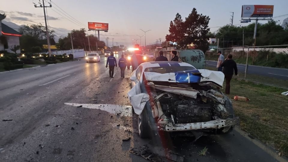 Auto Mustang colisiona con remolque para caballos