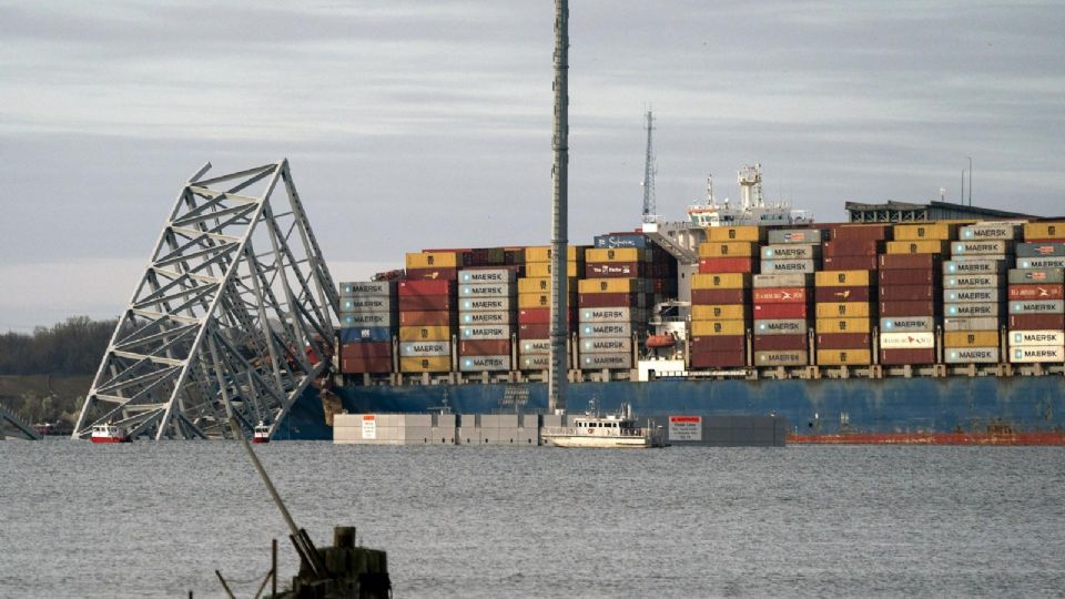 El puente Francis Scott Key se derrumbó parcialmente después de que un buque de carga se topó con él en Baltimore | EFE/EPA/SHAWN THEW