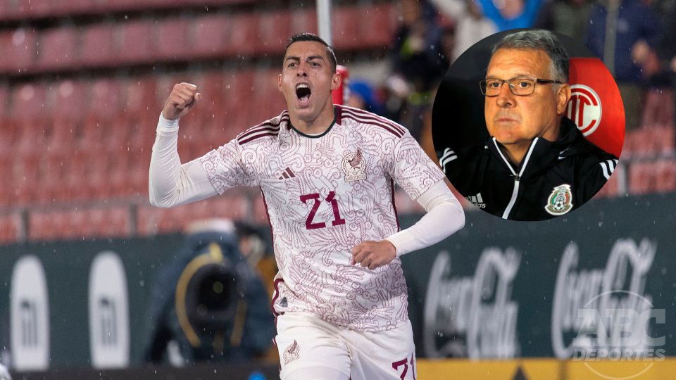 Rogelio Funes Mori disputando un partido con la Selección Mexicana.