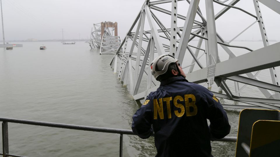 Fotografía cedida por la Junta Nacional de Seguridad en el Transporte (NTSB, en inglés) de un investigador este miércoles en la embarcación Dali, que chocó con el puente Francis Scott Key Bridge el 26 de marzo de 2024, en Baltimore, Estados Unidos.