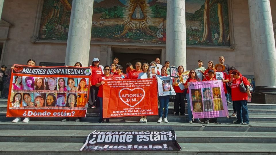 Familias de personas desaparecidas recorren siete templos en Jueves Santo