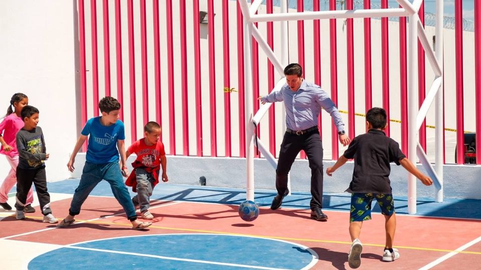 Samuel jugando a la pelota con niños migrantes.