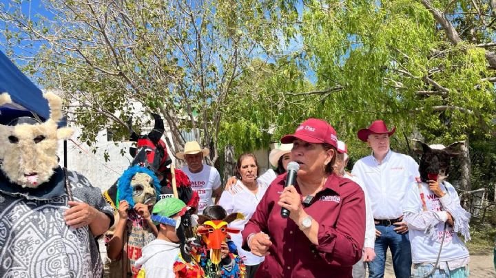 Waldo Fernández y Judith Díaz bailan con ‘chicaleros’ de Galeana