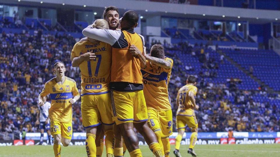 Diego Reyes del Tigres en festejo con sus compañeros de equipo después de anotar el segundo gol durante el partido entre los felinos y el Puebla