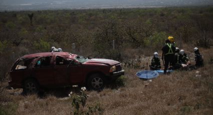 Muere niña de 8 años y adulto tras volcadura en Carretera a las Grutas de García