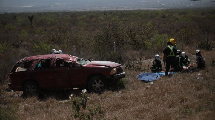 Muere niña de 8 años y adulto tras volcadura en Carretera a las Grutas de García