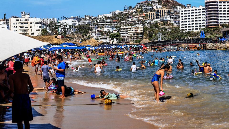 Aunque aún permanecen restos de la destrucción causada por el histórico huracán Otis, el turismo ha revivido esta Semana Santa en el puerto mexicano de Acapulco,