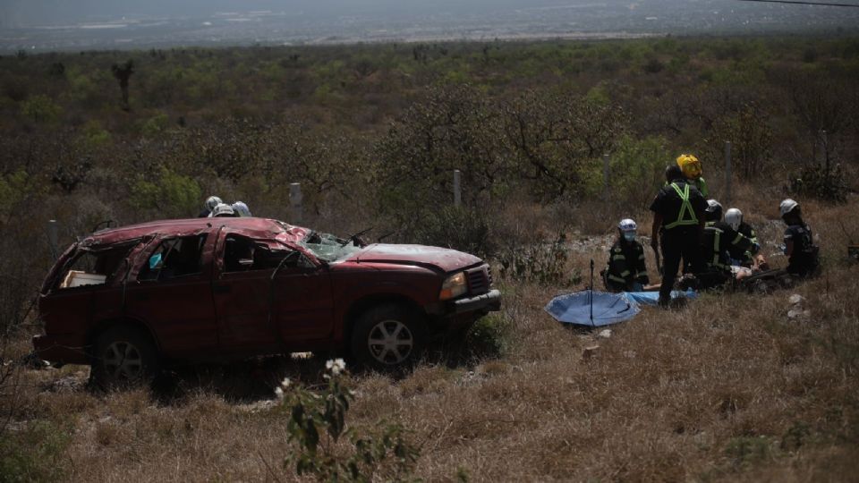 Volcadura en carretera a Grutas de García.