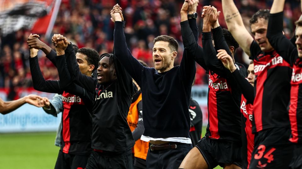 Xabi Alonso (C), y los jugadores celebran después de ganar el partido de la Bundesliga entre el Bayer 04 Leverkusen y el TSG Hoffenheim.