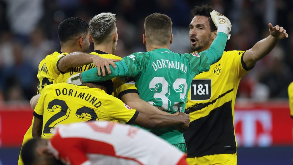 Los jugadores del Dortmund celebran después del partido de fútbol de la Bundesliga entre el FC Bayern Munich y el Borussia Dortmund.