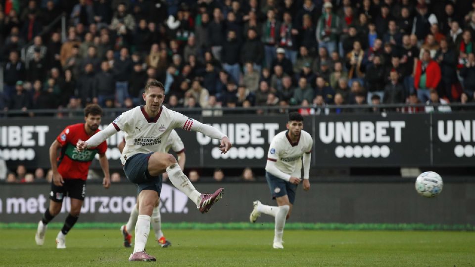 Luuk de Jong del PSV Eindhoven falla un penal durante el partido de la Eredivisie entre NEC y PSV.