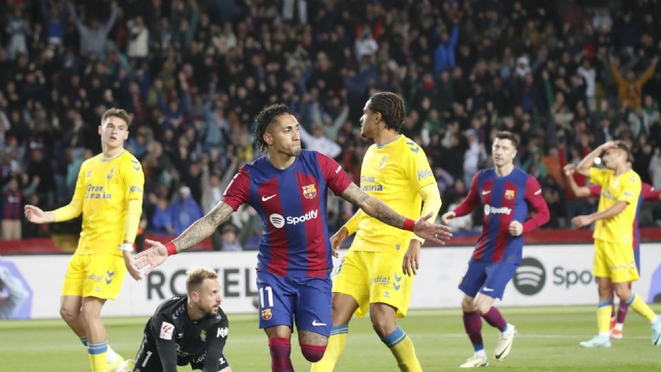 El delantero brasileño del FC Barcelona Raphinha celebra su gol, durante el partido ante UD Las Palmas