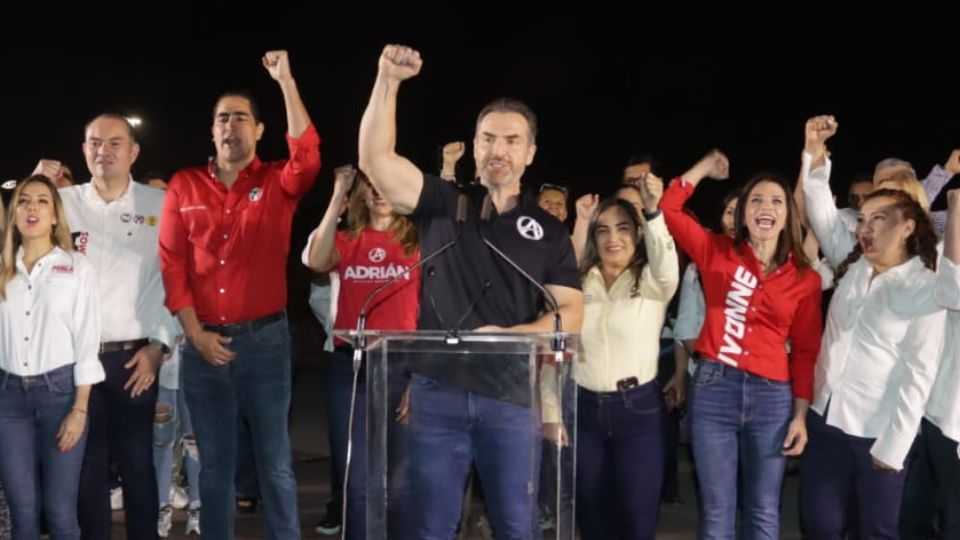 Adrián de la Garza en su arranque de campaña junto a simpatizantes.