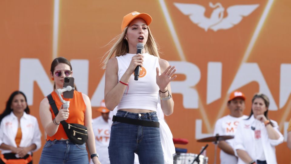 Mariana Rodríguez, candidata a la alcaldía de Monterrey por Movimiento Ciudadano en su primer evento de campaña en las faldas del Cerro de La Campana, en el Campo los Pinos, Monterrey.