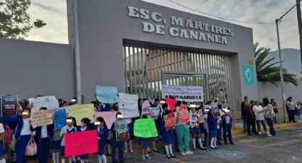 Alumnos y padres protestan contra cambio de director en escuela de Santa Catarina