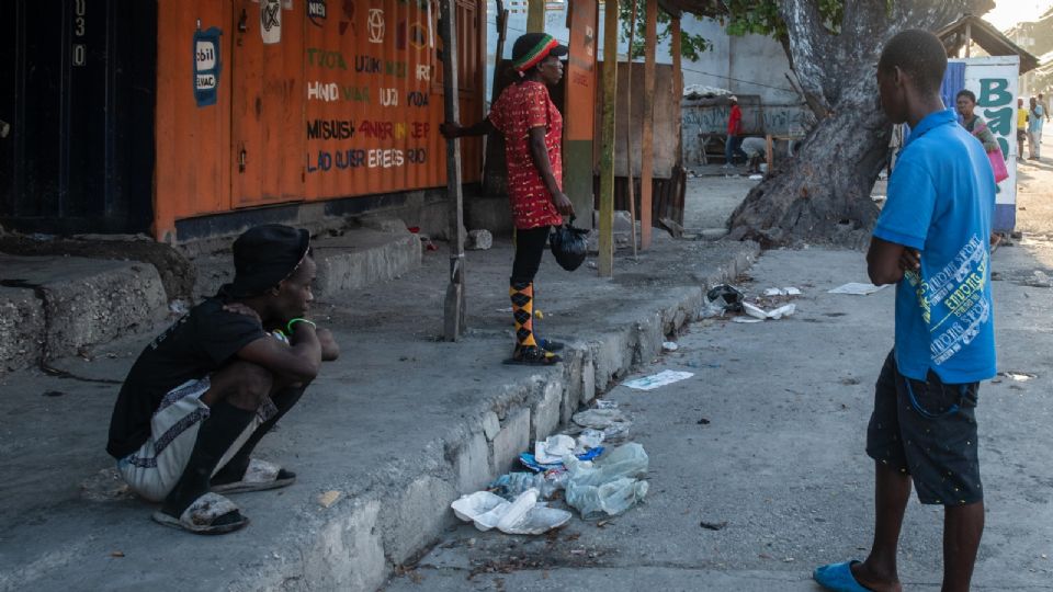 Personas esperan cerca a la Penitenciaría Nacional este domingo, en Puerto Príncipe (Haití).