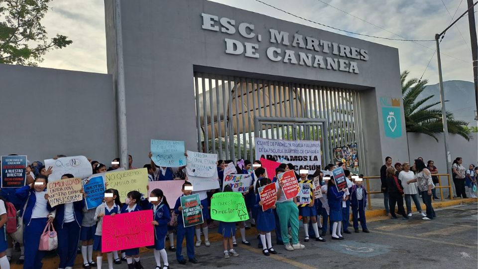 Alumnos y padres protestan en escuela Mártires de Cananea en Santa Catarina