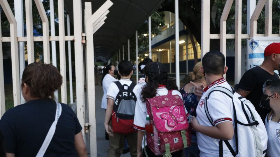 Alumnos en Nuevo León se preparan para entrar al salón de clases