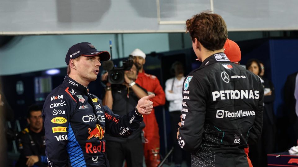 Max Verstappen platicando con George Russell.