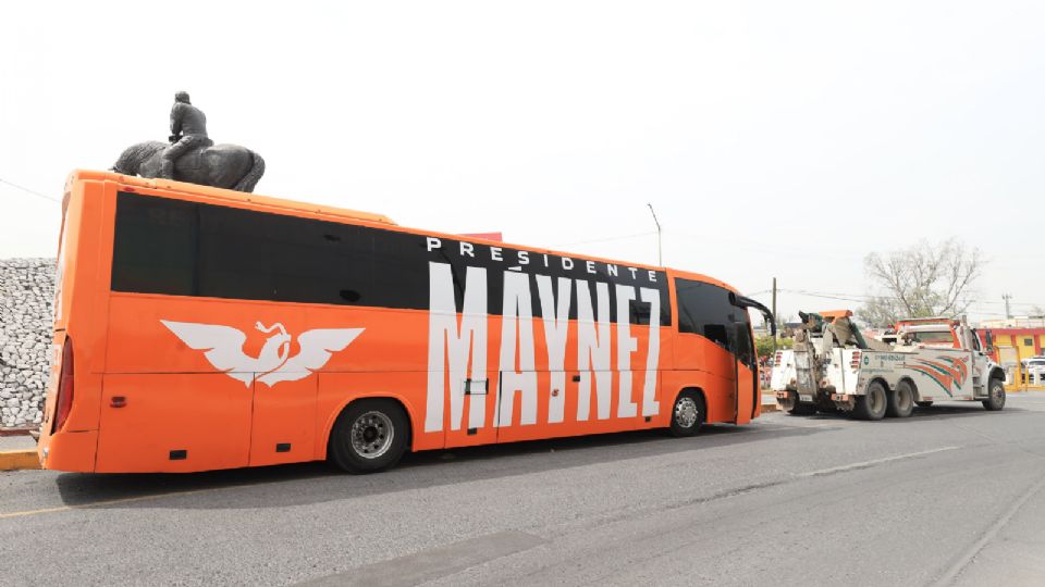 Fosfobus estacionado en la calle Serafín Peña, en el centro de Monterrey.