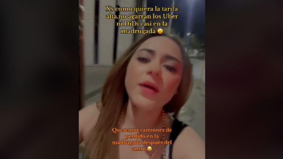 Joven de Monterrey pide servicio de transporte público en la madrugada.