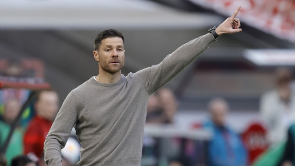 El entrenador del Leverkusen, Xabi Alonso, reacciona durante el partido de fútbol de la Bundesliga alemana entre el Colonia y el Bayer Leverkusen.