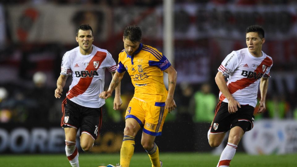 Matias Kranevitter (D) del River Plate y Rafael Sobis (C) del Tigres durante el juego de vuelta de la final de la Copa Libertadores 2015