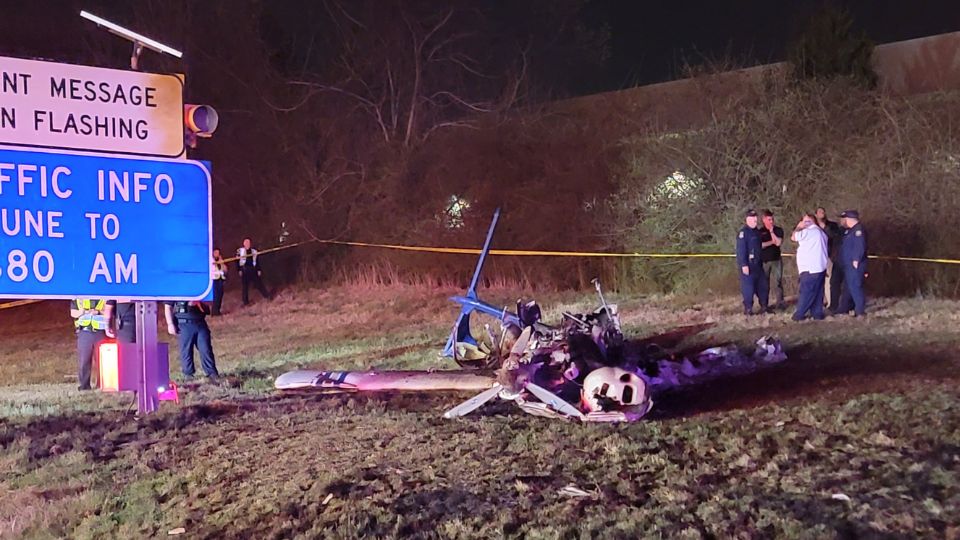 Avioneta cae frente a autopista en Nashville