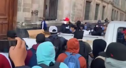 Normalistas de Ayotzinapa derrumban puerta de Palacio Nacional; querían entrar a la Mañanera