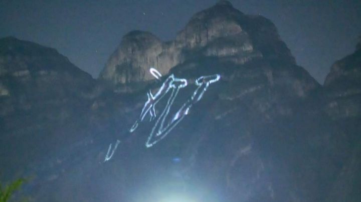 Video: Felicitan a quinceañera regia con mensaje en el Cerro de las Mitras