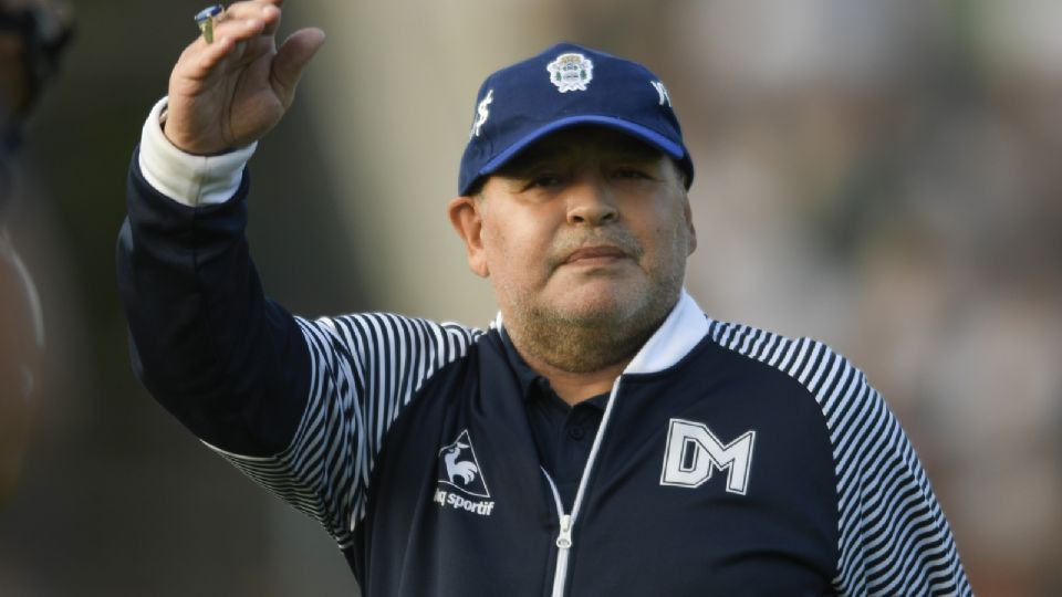 Diego Armando Maradona, cuando era técnico del Gimnasia y Esgrima durante un juego de la Superliga