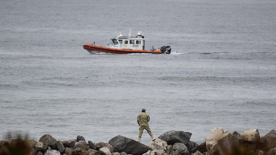 Personal de la Marina en labores de búsqueda de miembros de la Guardia Nacional en playa Corona en Ensenada | EFE/Alejandro Zepeda