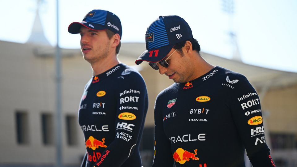 Sergio Pérez junto a Max Verstappen, ambos pilotos de Red Bull Racing