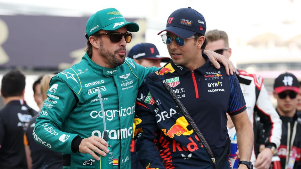 Fernando Alonso abrazando a Sergio Pérez durante la Temporada 2023 de la Fórmula 1.