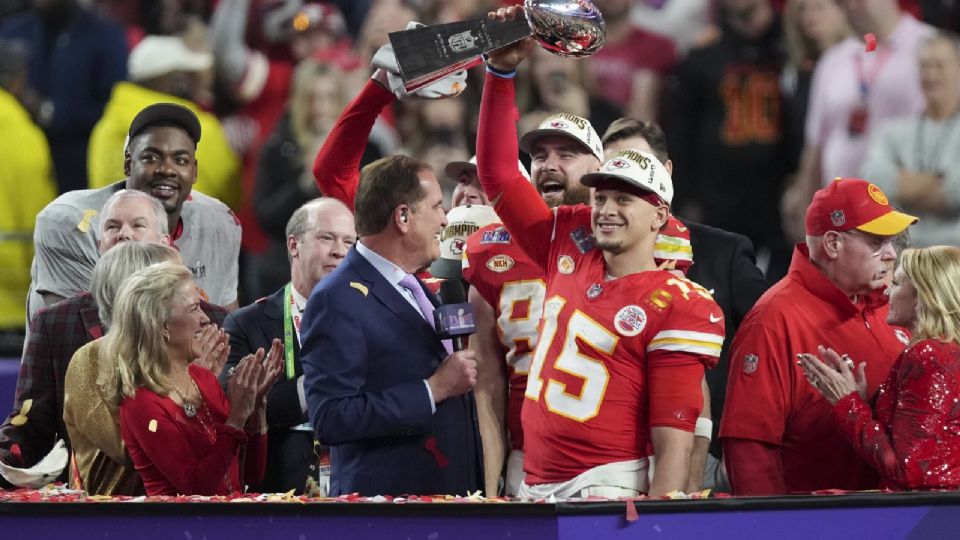 Patrick Mahomes levanta el trofeo Vince Lombardi, tras guiar a Kansas City al triunfo en el Super Bowl ante San Francisco.