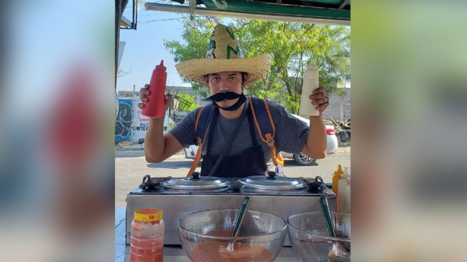 Cristian de la Riva, habitante del municipio de Escobedo, Nuevo León, se dedica a la venta de pasteles, tostitos, nachos, elotes, entre otras cosas, pero lo hace las 24 horas del día, anunciándose a través de las redes sociales.

