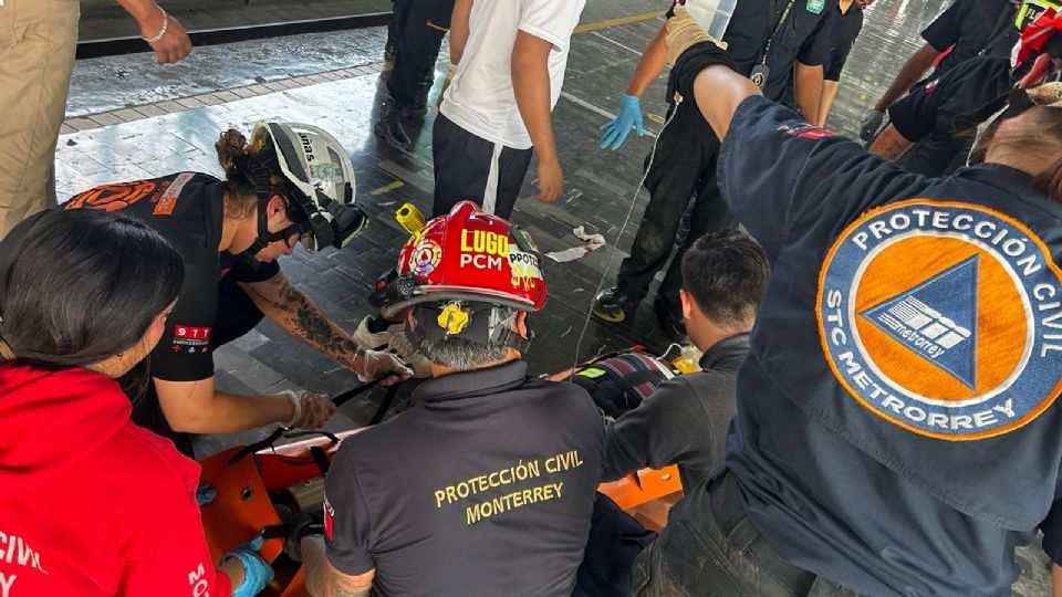 Protección Civil auxiliando a hombre