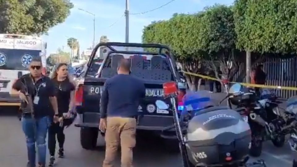 Policías afuera de la Universidad de Guadalajara.