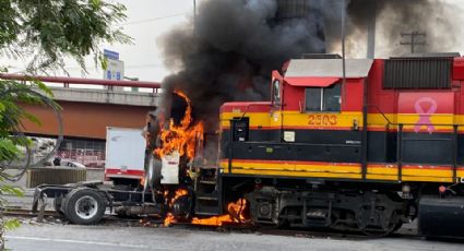 Tren arrolla a tráiler, surge incendio y cierran avenida Ruiz Cortines