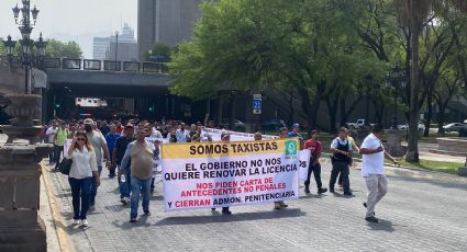 Taxistas y choferes bloquean calles de Monterrey exigiendo liberación de cartas