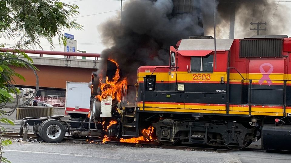 Tren impacta a tráiler en la ciudad de Monterrey