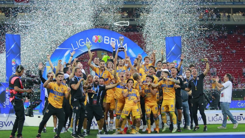 Jugadores del Tigres en festejo con la copa de Campeon durante el juego de vuelta de la Final del Torneo Clausura 2023