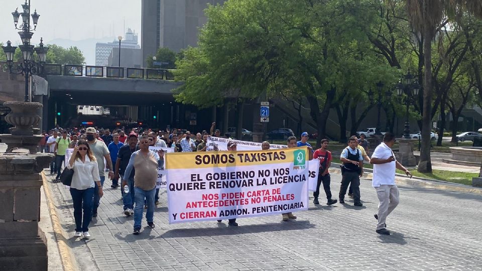 Bloquean taxistas centro de Monterrey